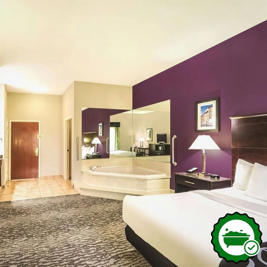 La Quinta Inn & Suites by Wyndham Louisville - Verified Jacuzzi In-Room
