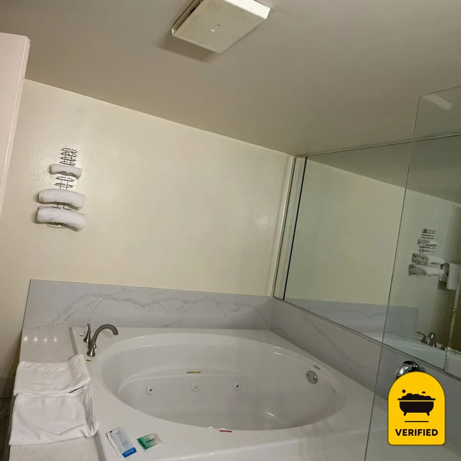 Fiesta Inn Los Angeles - Bell Gardens: the Suite with Spa Bath in East Los Angeles, CA