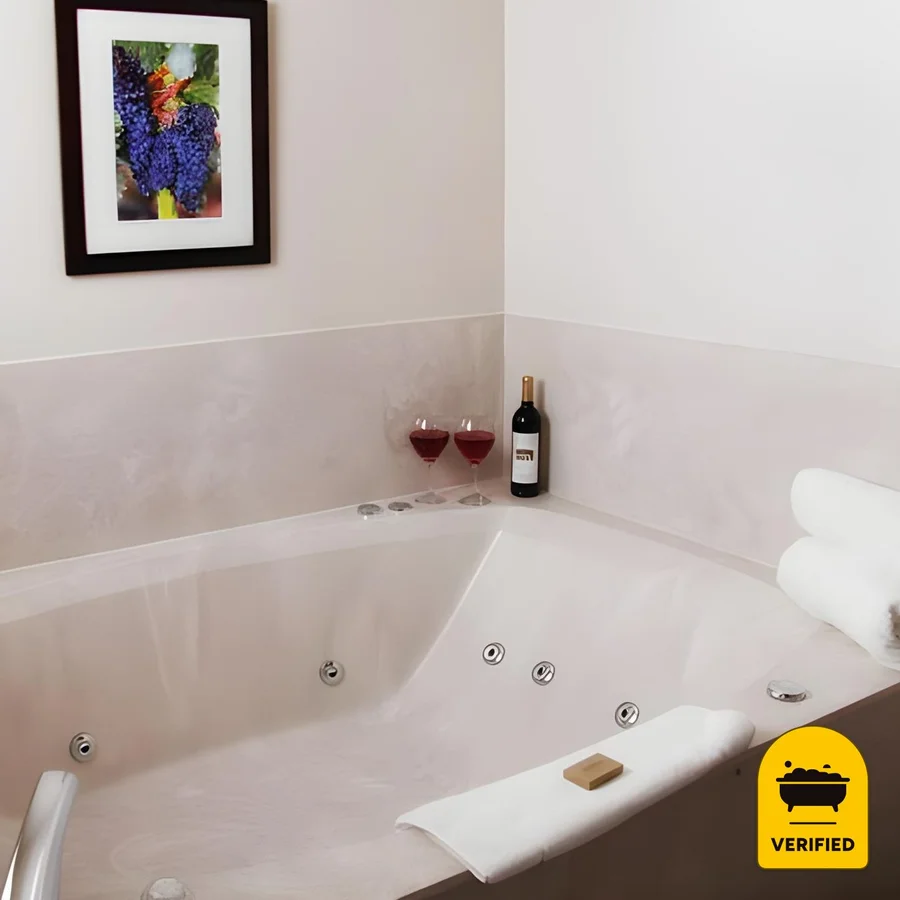 Wine Country Inn: the King Whirlpool Suite in Jacksonville, OR