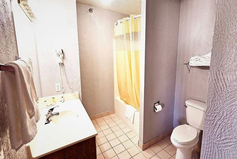 Days Inn By Wyndham Ozark Springfield - Featured hot tub