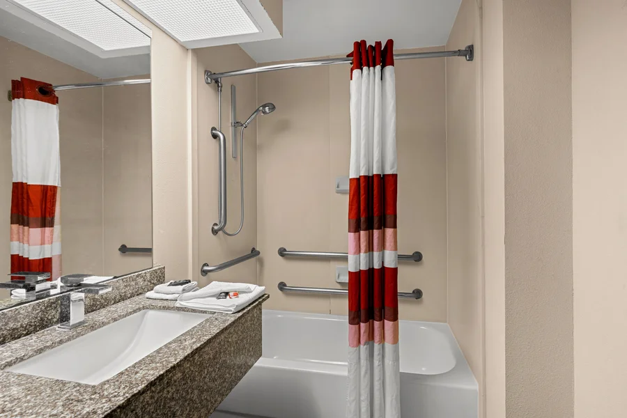 Red Roof Inn & Suites Albany, GA - Featured hot tub