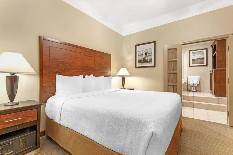 Best Western Plus Monica Royale Inn & Suites - Guest Room image