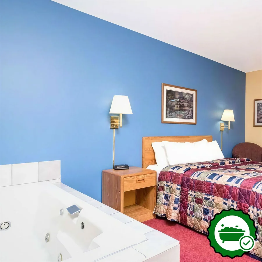 Days Inn by Wyndham West-Eau Claire - Verified Jacuzzi In-Room