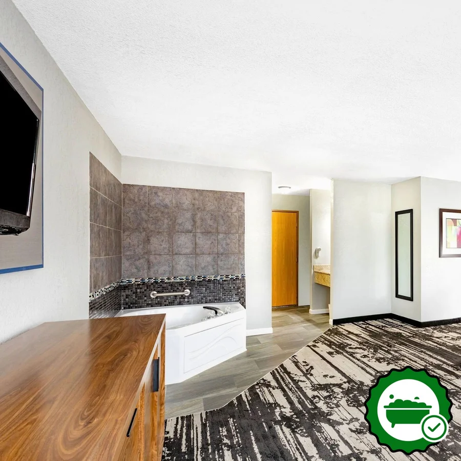 AmericInn by Wyndham Pella - Verified Jacuzzi In-Room