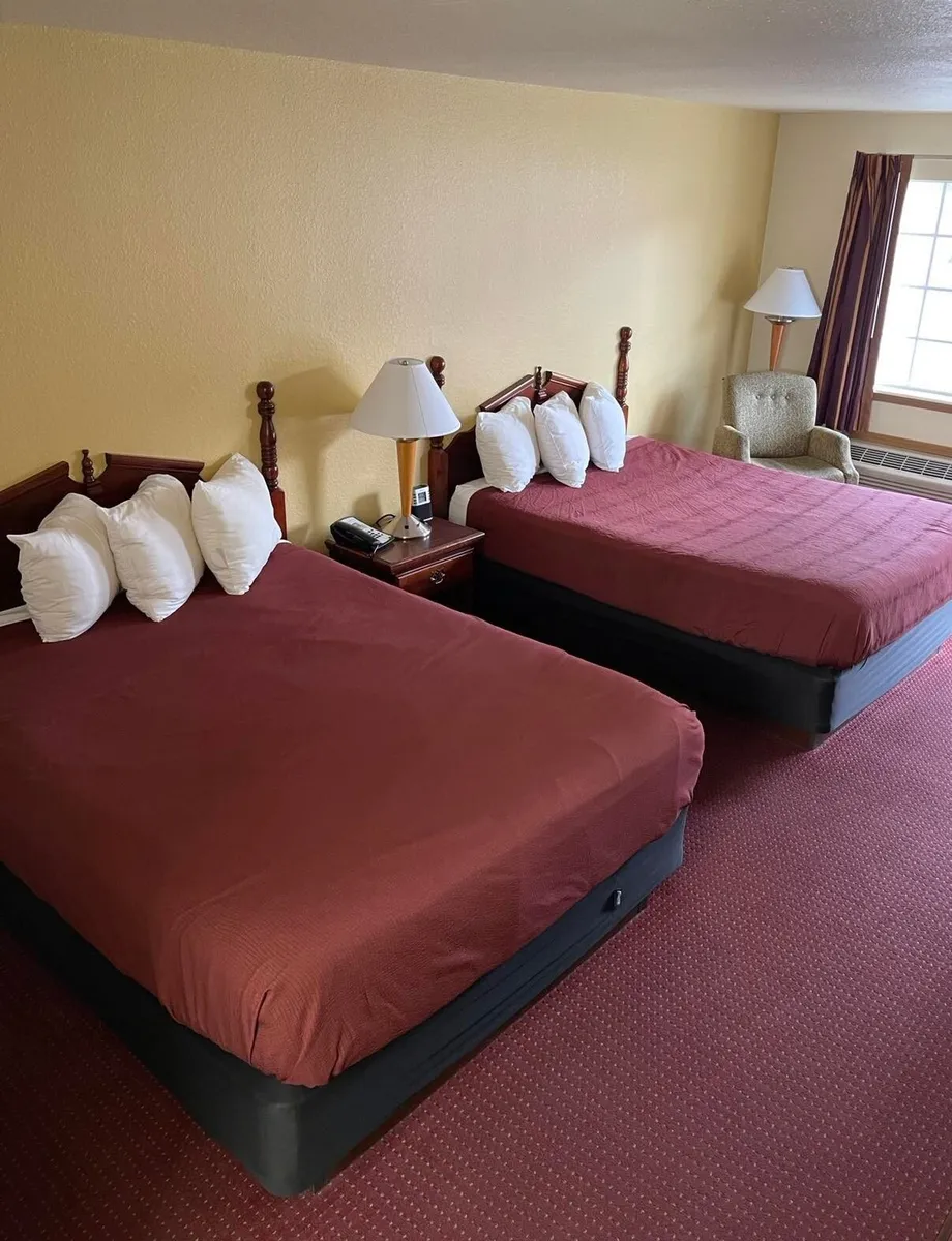 Carriage House Inn - Guest Room image