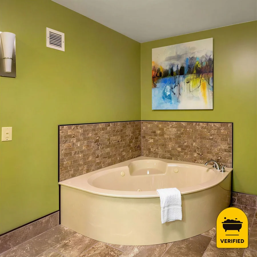 Quality Inn: the King Whirlpool Room in Paris, TN