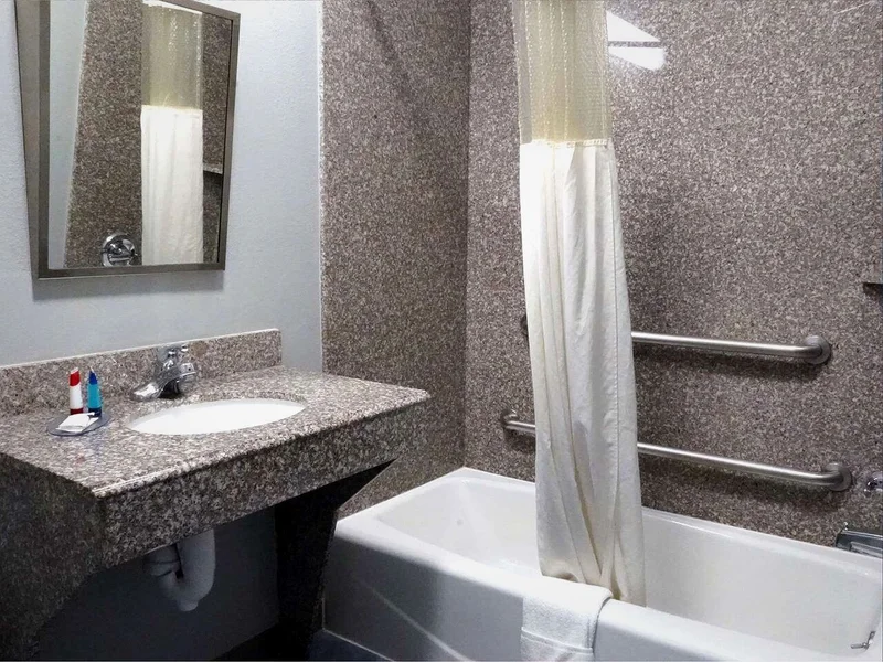 Americas Best Value Inn & Suites Bush Intl Airport - Featured hot tub