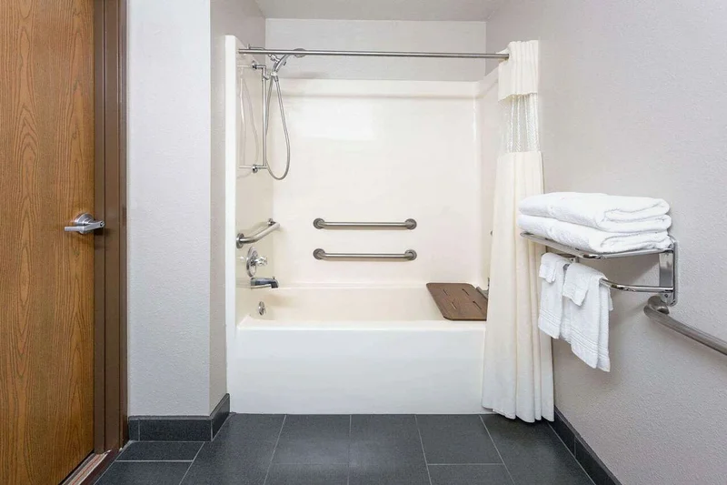 Microtel Inn & Suites By Wyndham Appleton - Featured hot tub