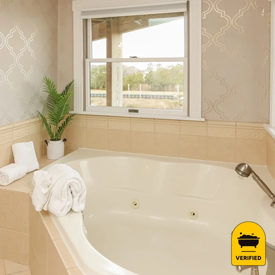 The Burrus House Inn Waterfront Suites: the Reba Irene Jetted Tub Suite in Roanoke Island, NC