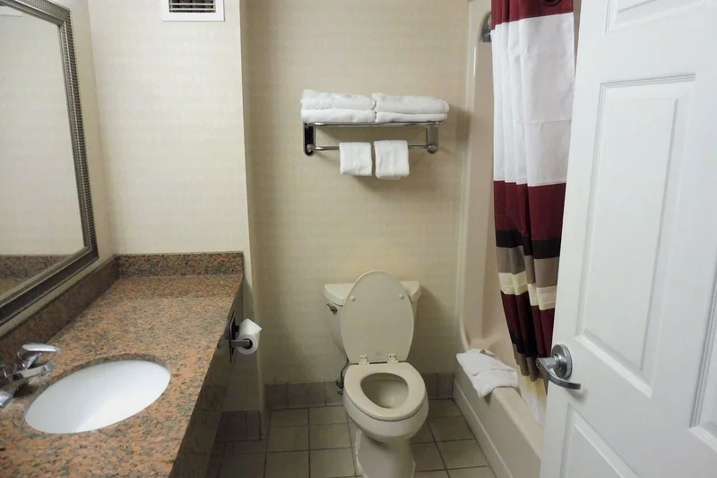 Red Roof Inn & Suites Galloway - Featured hot tub
