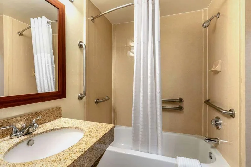 Comfort Inn & Suites Nashville Franklin Cool Springs - Featured hot tub