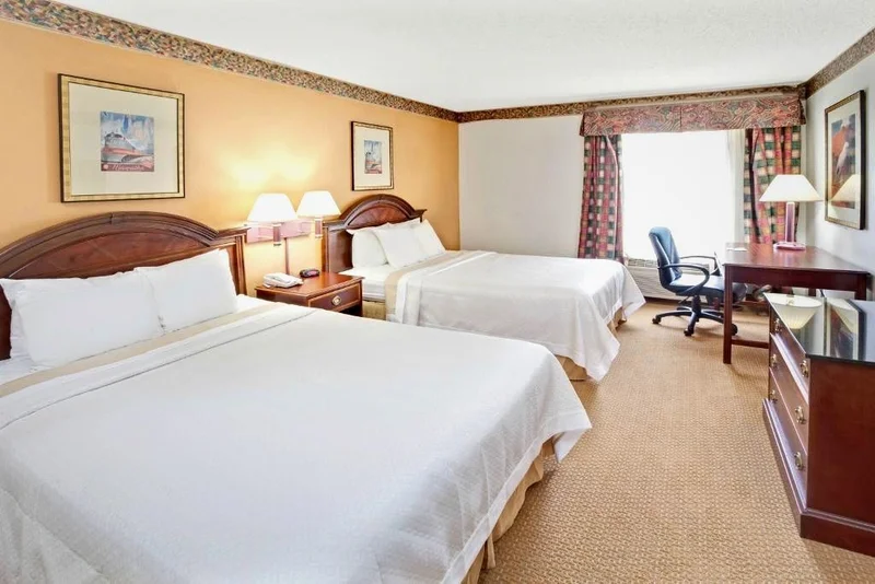 Days Inn & Suites by Wyndham Harvey / Chicago Southland - Guest Room image