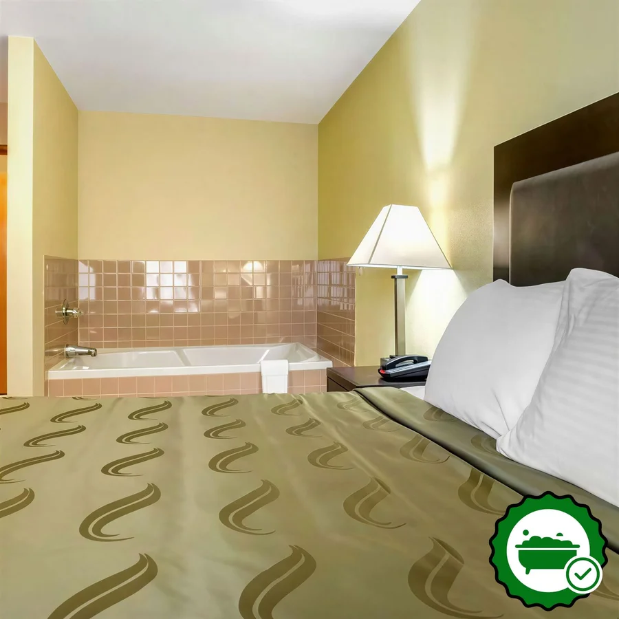 Quality Inn Bloomington Near University - Verified Jacuzzi In-Room