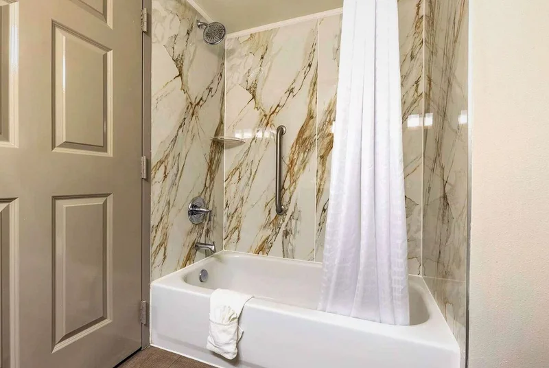 Wingate by Wyndham Lafayette Airport - Featured hot tub