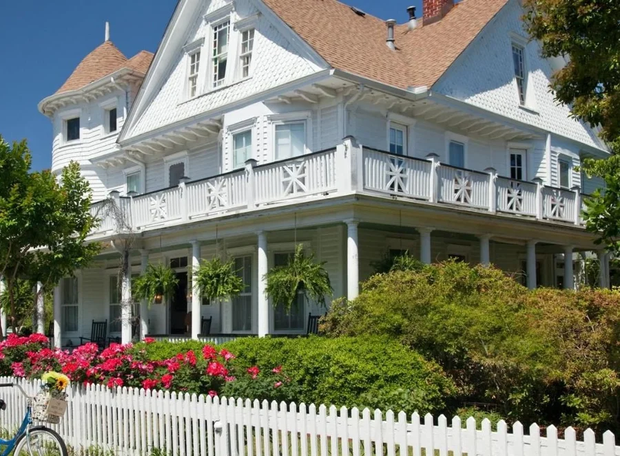 White Doe Inn, the water at Roanoke Island