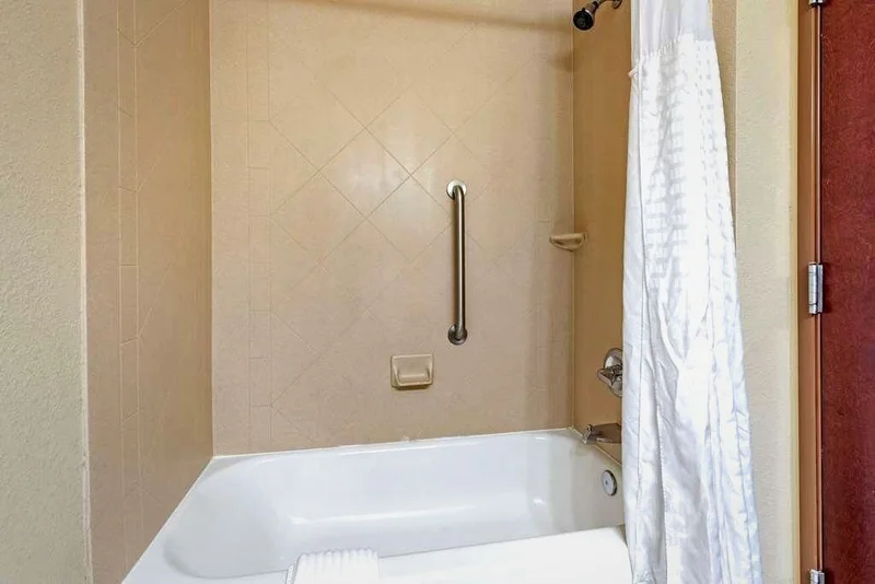Comfort Inn & Suites - Featured hot tub