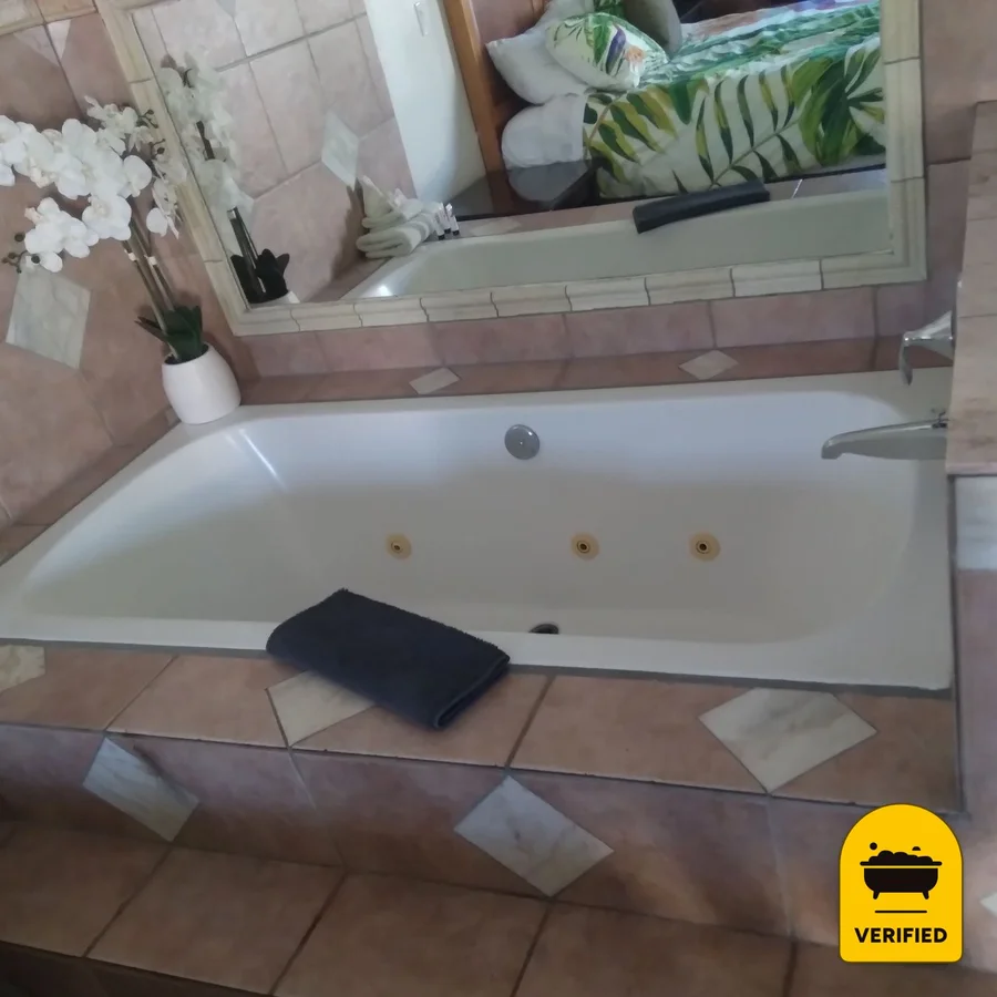 Casa Del Sol Motel: the King Spa Suite in Carpinteria, CA