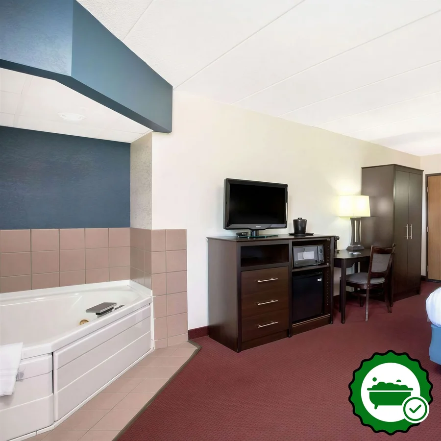 AmericInn by Wyndham Hayward - Verified Jacuzzi In-Room