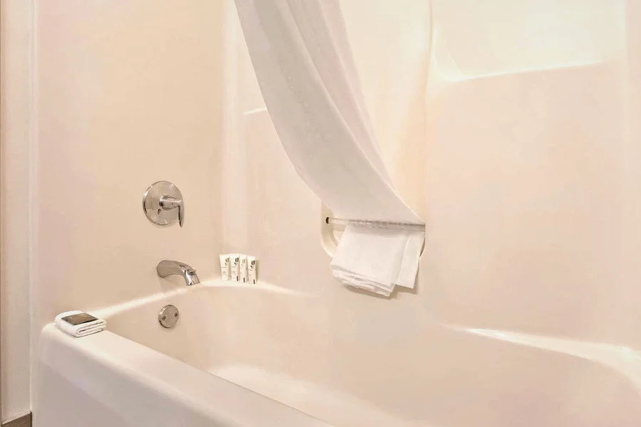 Country Inn & Suites by Radisson, Madison, WI - Featured hot tub