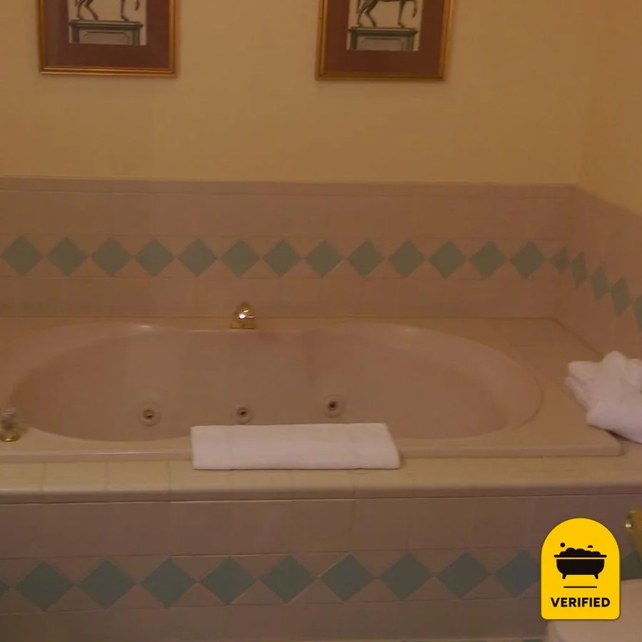 Bridges Guest Quarters: the Queen Room with Spa Bath in Abbottstown, PA