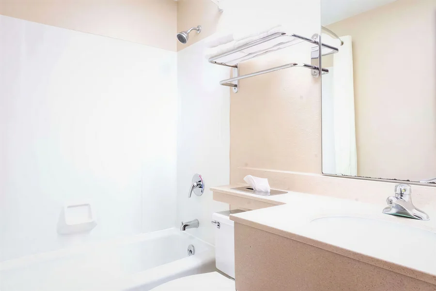 Super 8 by Wyndham St Charles - Featured hot tub
