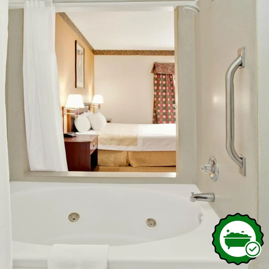 Days Inn & Suites by Wyndham Harvey / Chicago Southland - Verified Jacuzzi In-Room