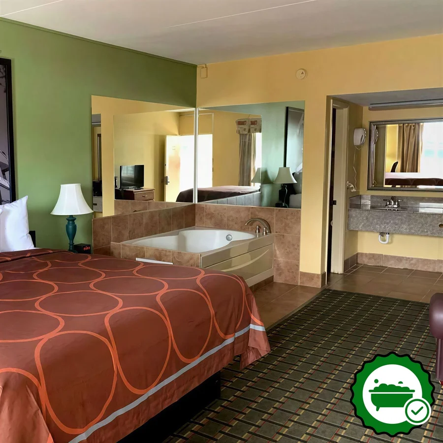 Super 8 By Wyndham Nashville Near Downtown / I-40 - Verified Jacuzzi In-Room