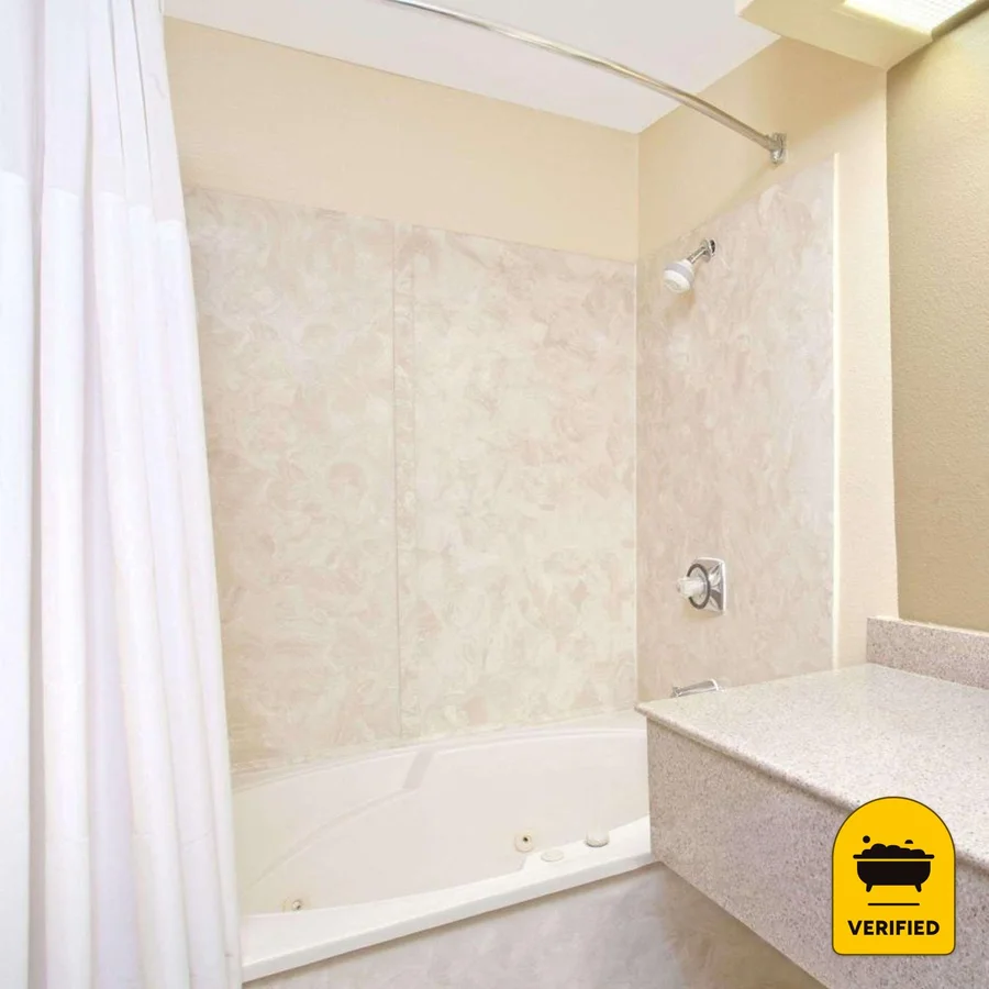 Days Inn by Wyndham Kerrville: the Deluxe King Jacuzzi Suite in Kerrville, TX