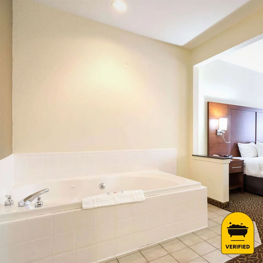 Quality Suites Springdale West I-49, the water at Springdale