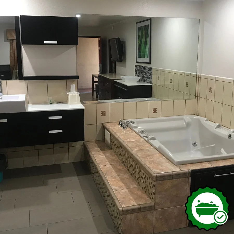 Economy Inn - Verified Jacuzzi In-Room