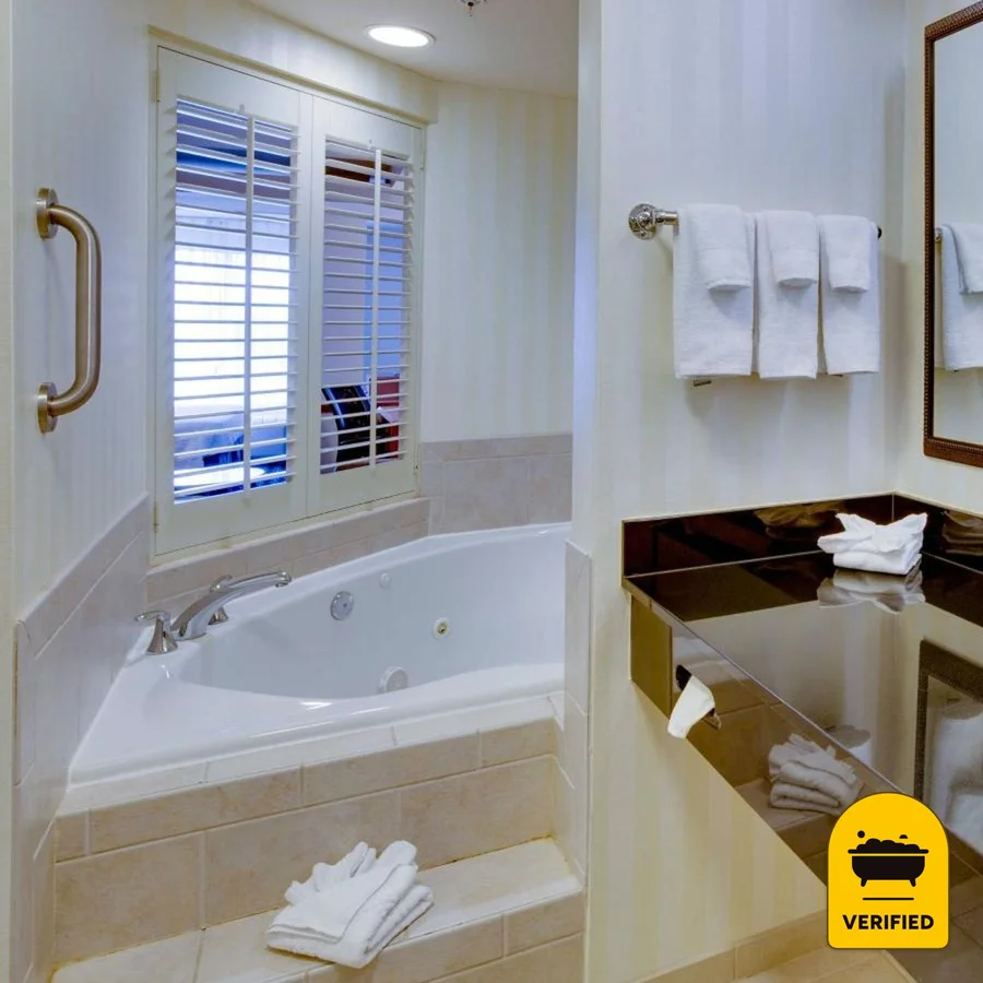 Fairfield by Marriott Inn & Suites Melbourne West/Palm Bay: the King Whirlpool Suite with Sofa Bed in Melbourne, FL