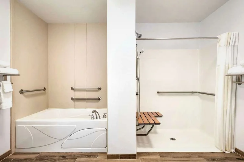 Hilton Garden Inn Dubuque Downtown - Featured hot tub