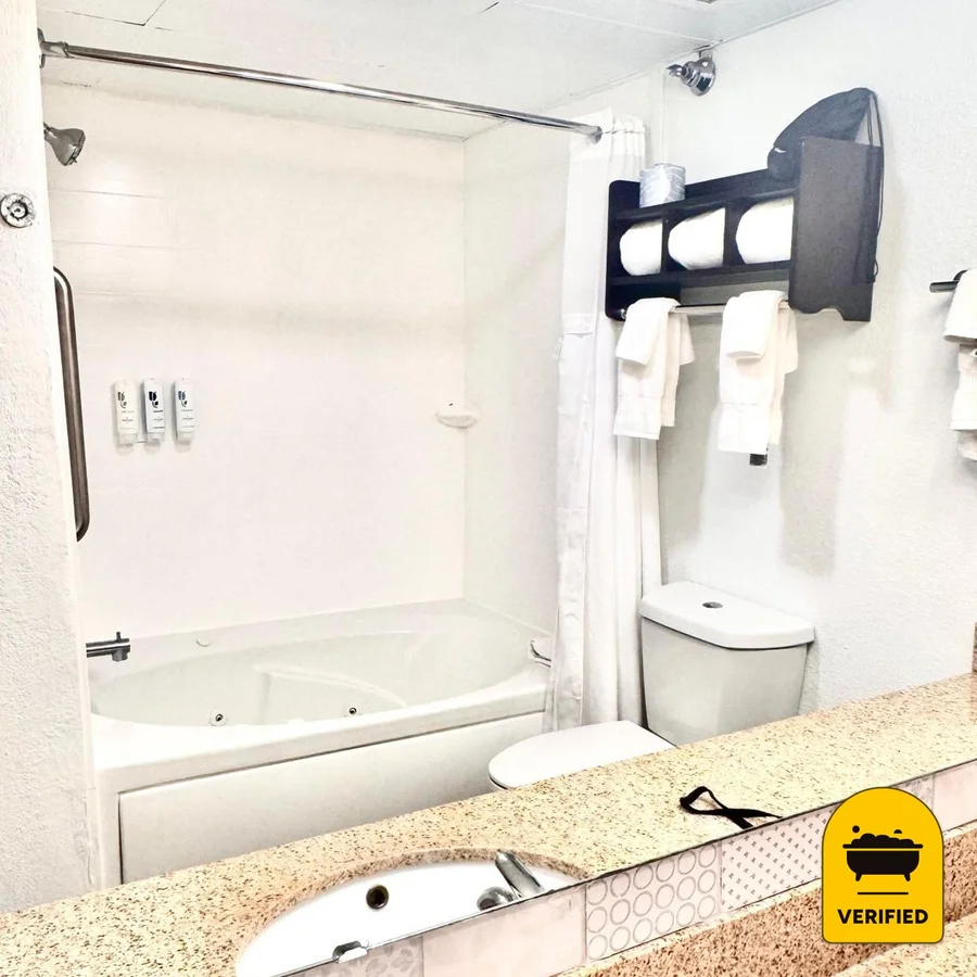 Country Inn & Suites by Radisson, Dunn, NC: the King Spa Suite in Dunn, NC