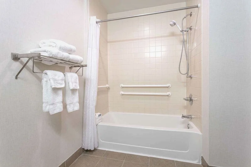 Wingate by Wyndham High Point - Featured hot tub