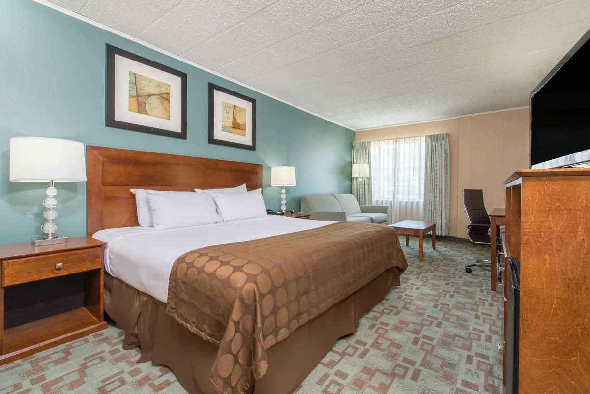 Ramada By Wyndham Vineland Millville Area - Guest Room image