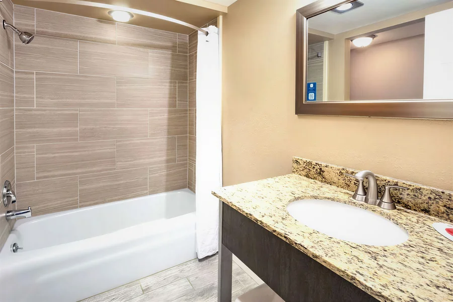 Super 8 by Wyndham Marysville/Port Huron Area - Featured hot tub