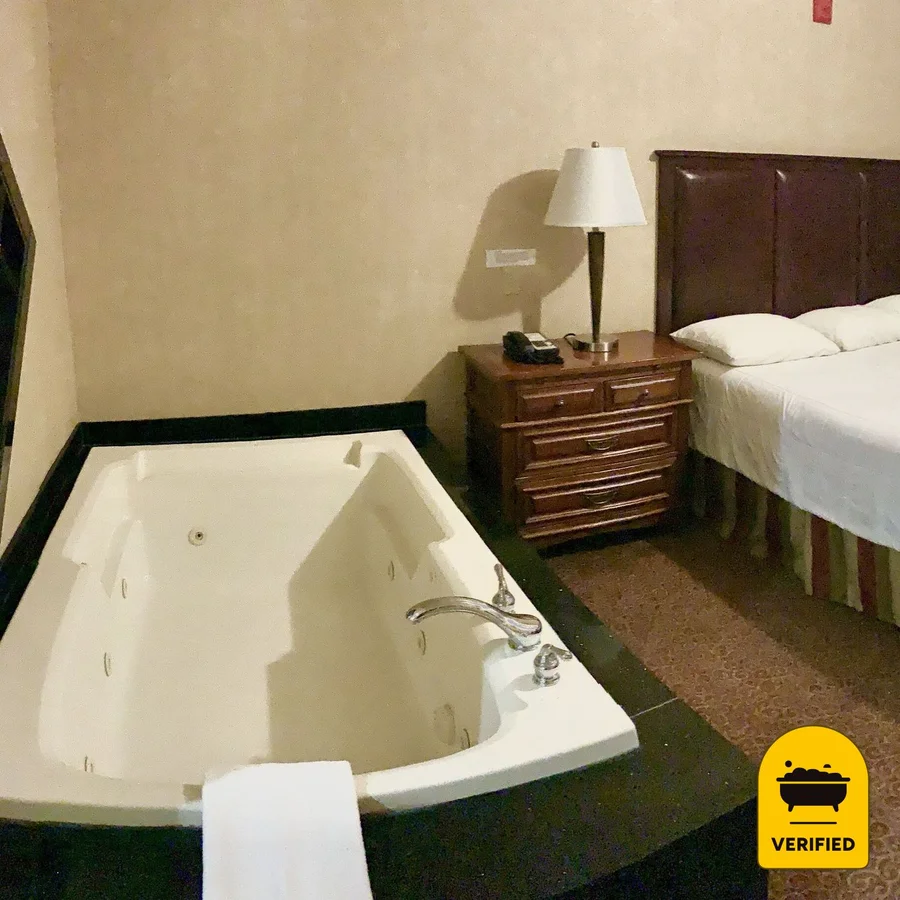 Yosemite View Lodge: the Majestic River View Spa Suite in El Portal, CA