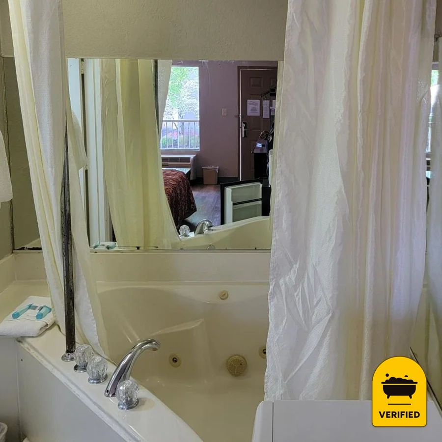 Studio 9 Inn & Suites: the King Spa Bath Standard Room in Decatur, AL
