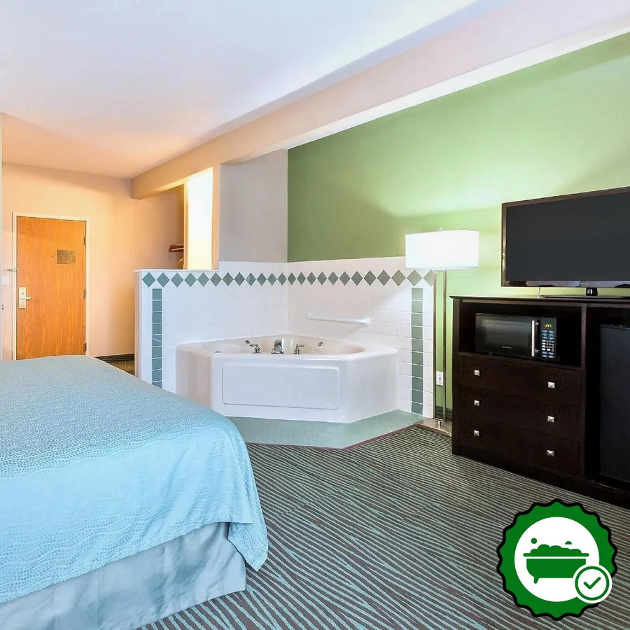 AmericInn by Wyndham des Moines Airport - Verified Jacuzzi In-Room