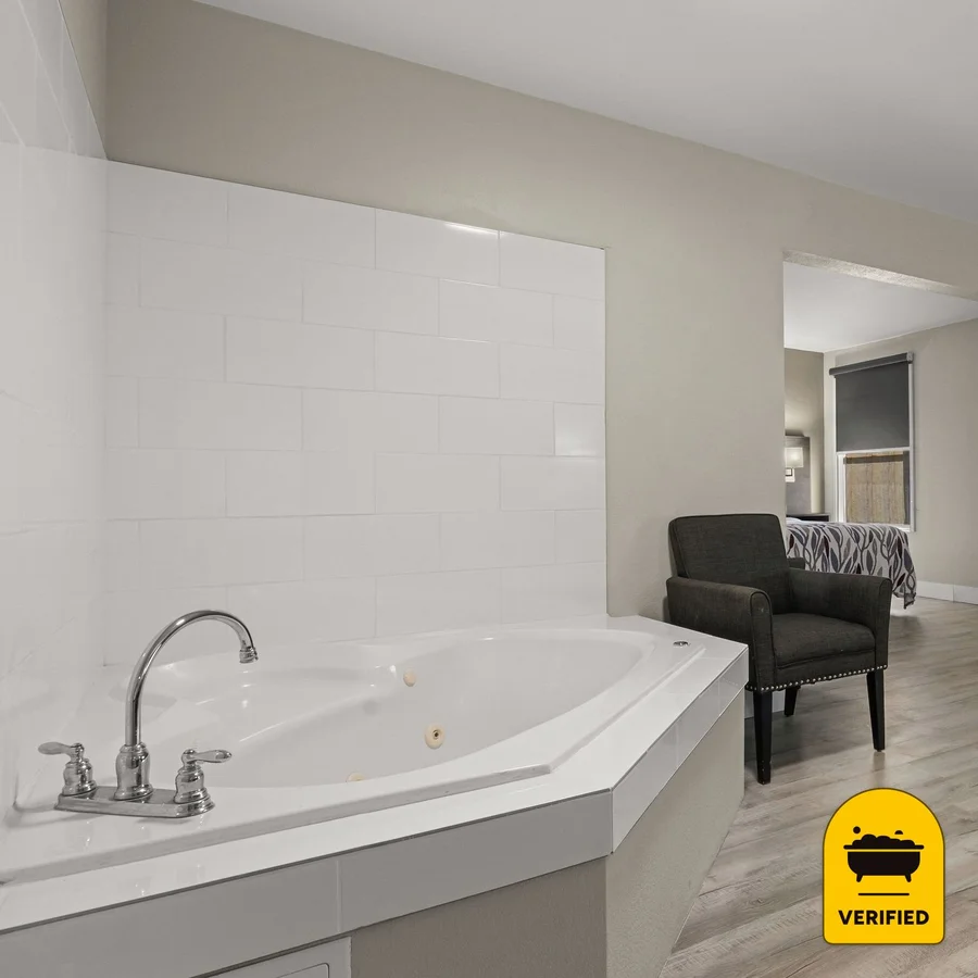Red Roof Inn Washington, Nc: the Superior King Jetted Tub Room in Washington, NC