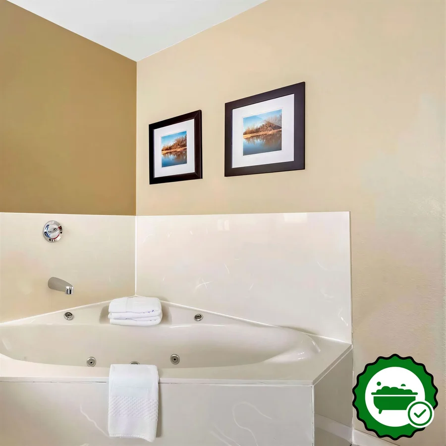 Comfort Inn & Suites, East Moline near I-80 - Verified Jacuzzi In-Room