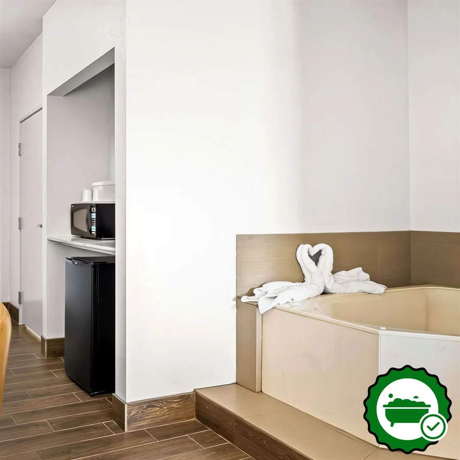 Comfort Suites Lindale - Tyler North - Verified Jacuzzi In-Room