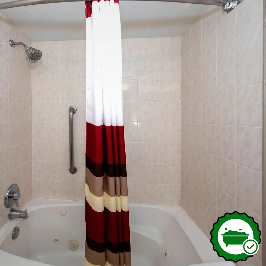 Red Roof PLUS+ Newark Liberty Airport - Carteret - Verified Jacuzzi In-Room