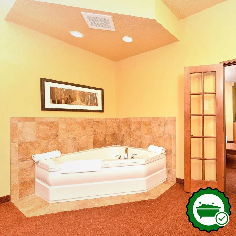 AmericInn by Wyndham Fargo Medical Center - Verified Jacuzzi In-Room