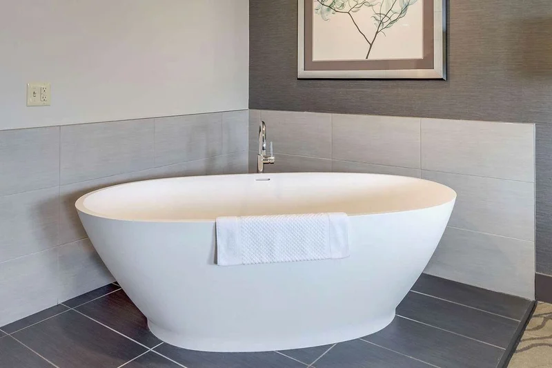 Doubletree By Hilton Racine Harbourwalk - Featured hot tub
