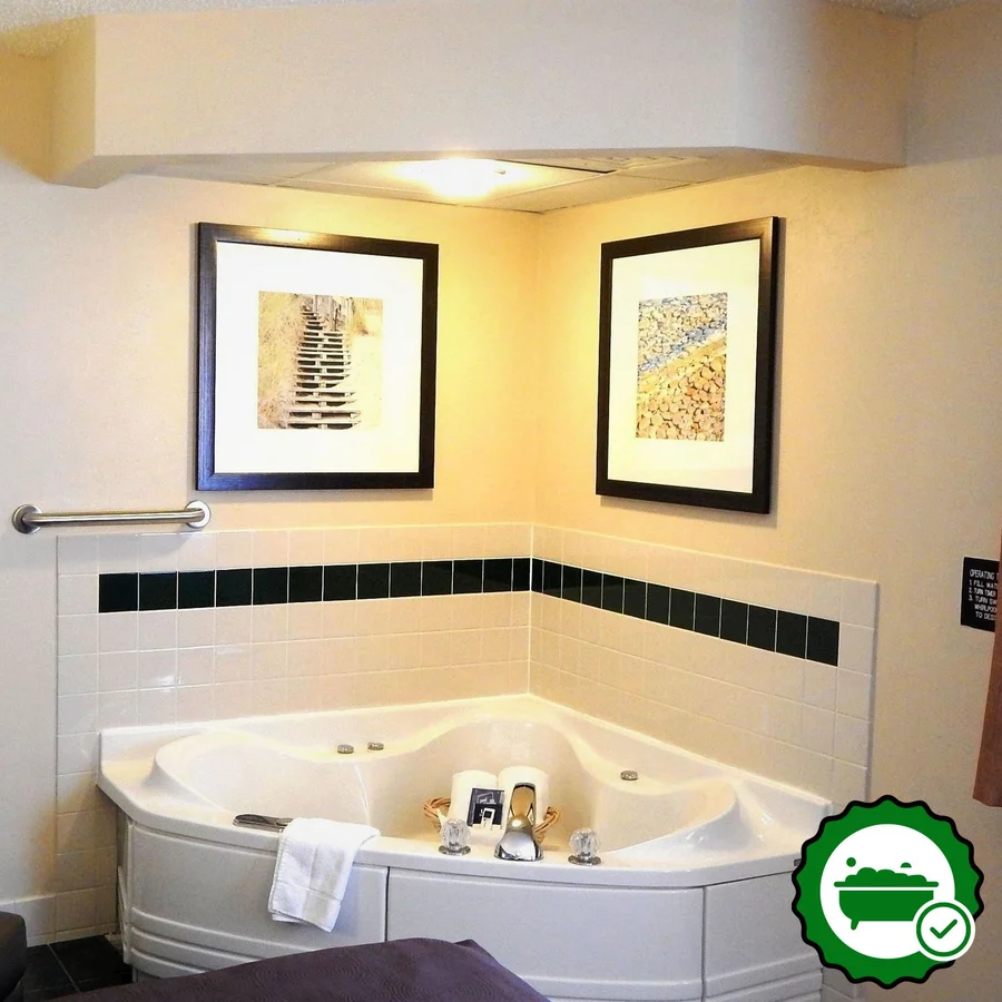 AmericInn by Wyndham Sturgeon Bay - Verified Jacuzzi In-Room