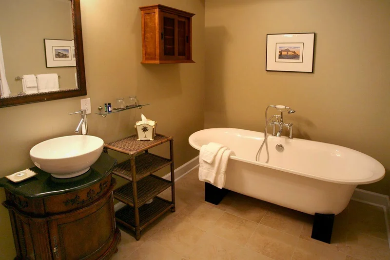 Water's Edge Inn - Featured hot tub