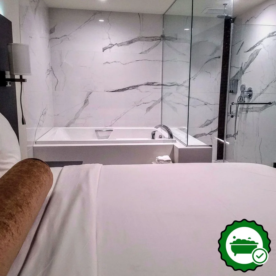 Hotel Xilo Glendale - Verified Jacuzzi In-Room