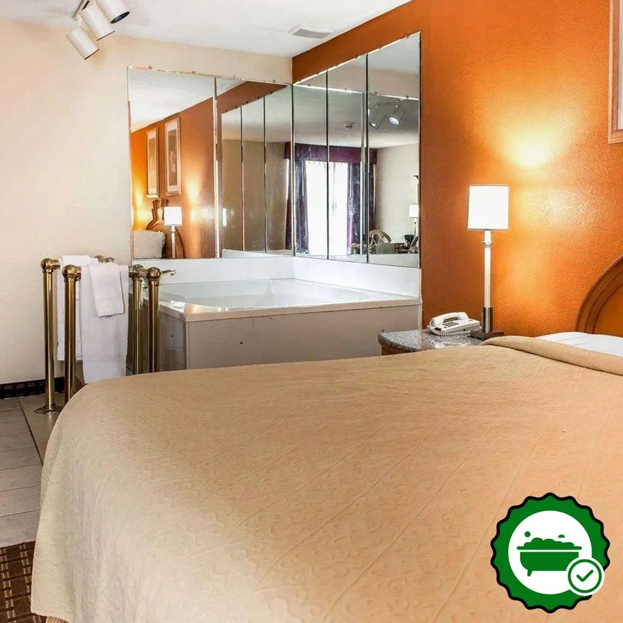 Quality Inn & Suites Shelbyville I-74 - Verified Jacuzzi In-Room