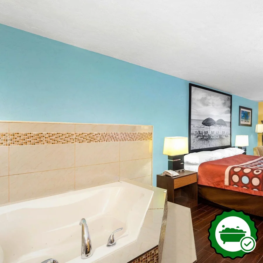 Super 8 by Wyndham Bradenton Sarasota Area - Verified Jacuzzi In-Room